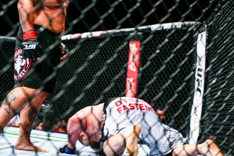 マーク・ハントのアッパーを浴びて崩れ落ちるロイ・ネルソン　©Susumu Nagao