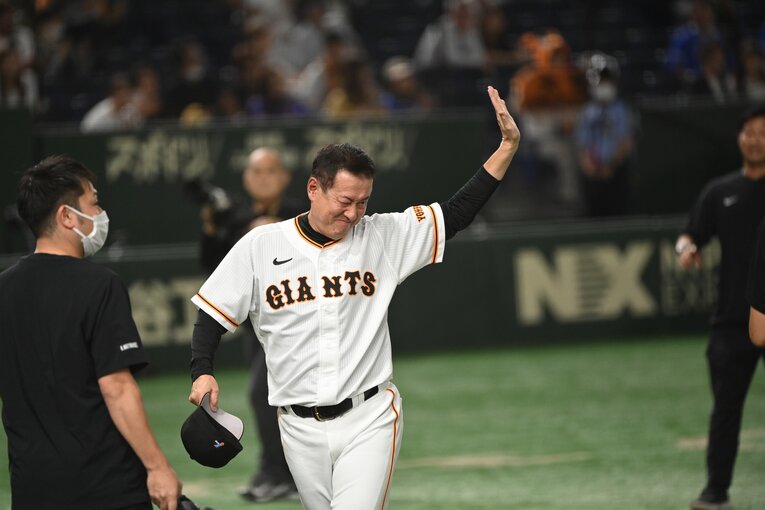 今季限りで巨人監督を退任することになった原辰徳。最終戦の試合後にはお別れのセレモニーを行なった　©︎Naoya Sanuki