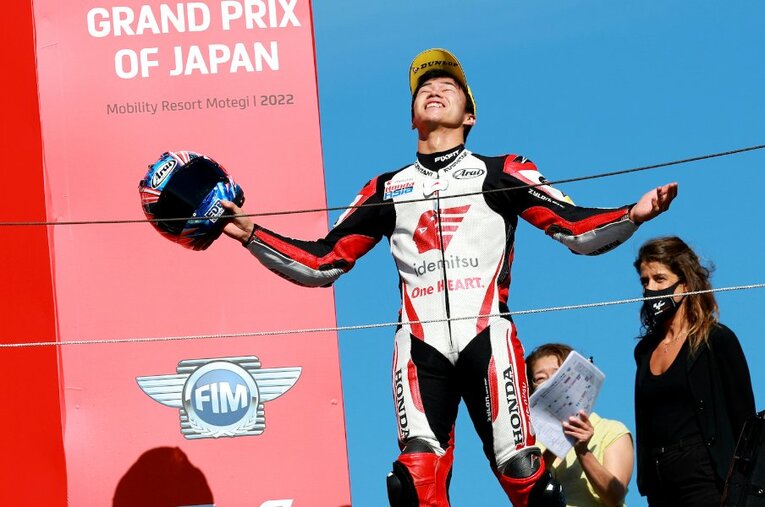 3年ぶりの母国GPで見事な勝利を遂げ、表彰台で喜びを露わにする小椋。タイGPで連勝すれば王座はぐっと近づく ／ photograph by Satoshi Endo