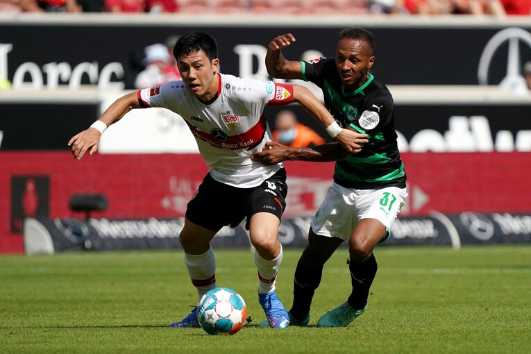 今季よりキャプテンを務める遠藤は、疲労を感じさないパフォーマンスで攻守に存在感を放った　©Getty Images