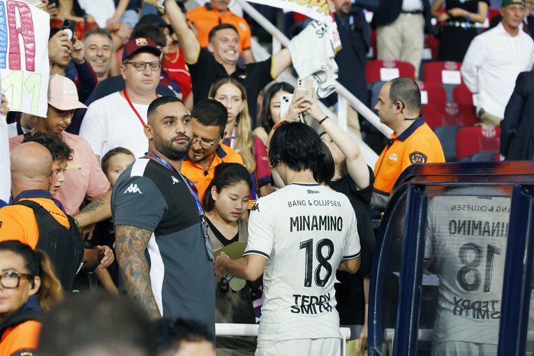 試合終了後には、最前列の日本人サポーターへのファンサービスも