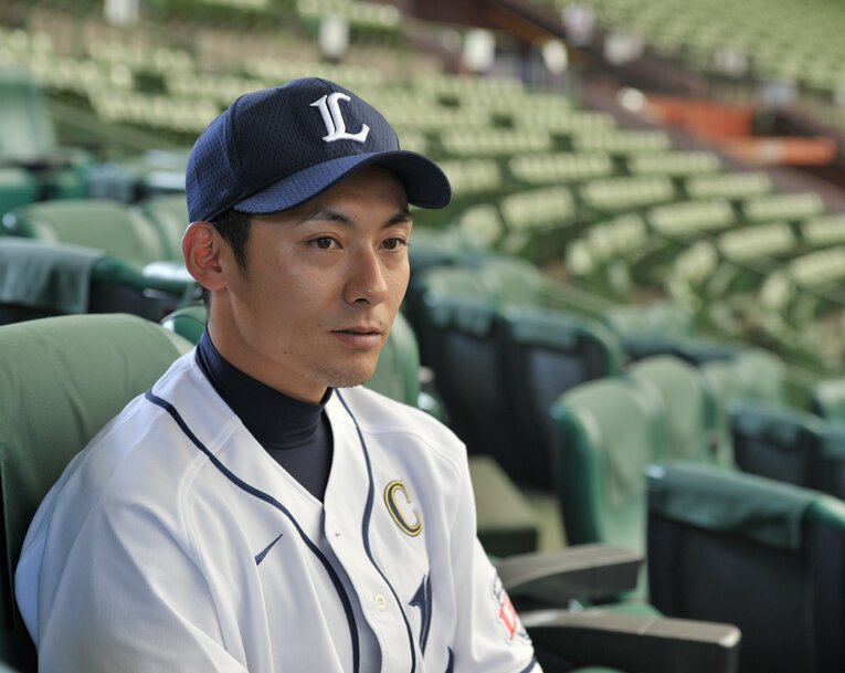 2013年、インタビューに応じる栗山　©Hideki Sugiyama