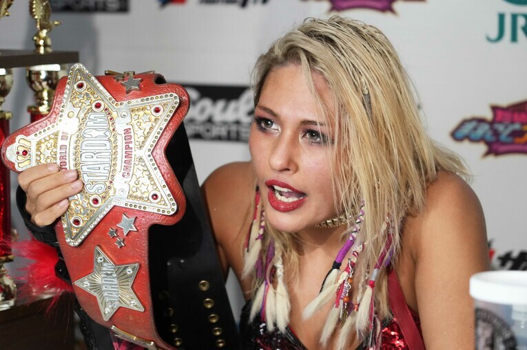 初戴冠後、記者会見に臨むジュリア