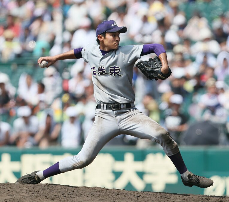 3年夏の甲子園で投手としてマウンドに上がった岸里。済美戦に同点の9回裏2死二塁から登板し、1回1/3を抑えた　©JIJI PRESS