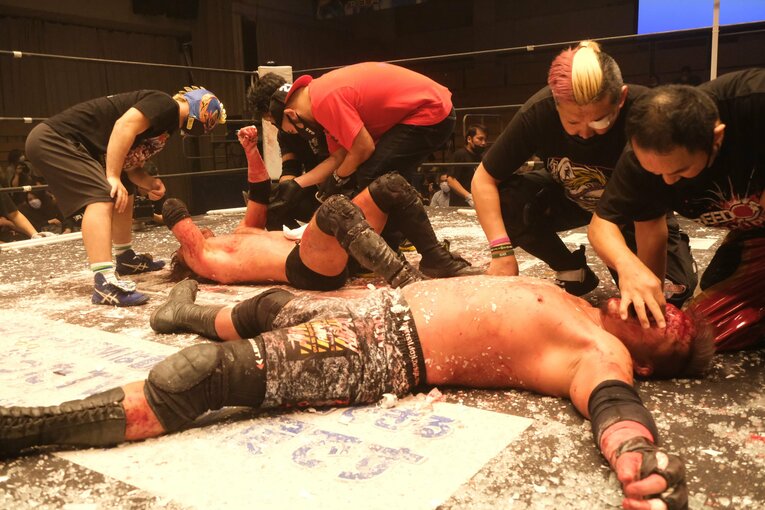 「デスマッチ・イズ・マイライフ」妻の急死を乗り越えた“クレイジー・キッド”竹田誠志の決意「蛍光灯やカミソリで傷つけ…でもそれが生きがい」(78)