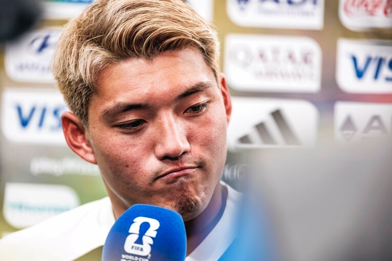 【テレビに映らなかったブラジル戦真相】試合後、涙、涙…ピッチに倒れ込む日本代表選手と励ます仲間たち。森保一監督の“痛恨の表情”も（写真は右に続きます）　©Kiichi Matsumoto/JMPA