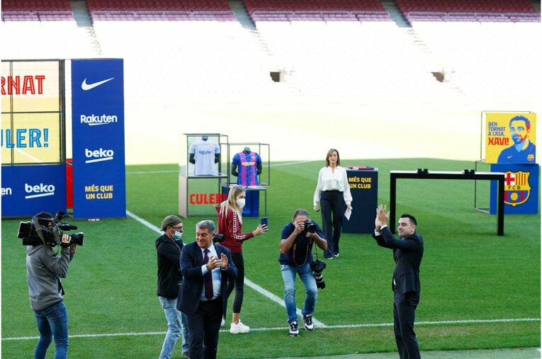 シャビ新監督41歳は暗黒バルサを救えるか 《メッシとの黄金連係・涙を撮ったカメラマン》が就任会見・初采配に見た“希望”とは(4)