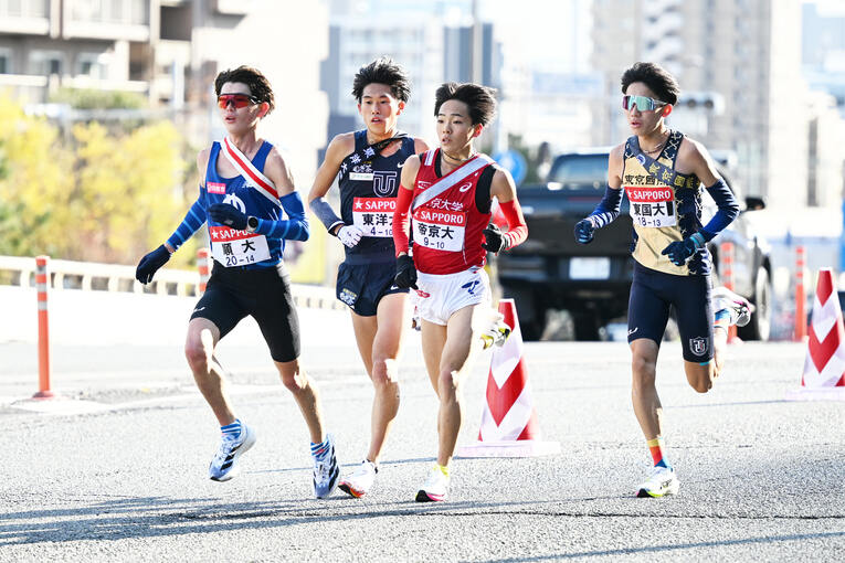 道中、小刻みな揺さぶりをかけてきたという順大の古川と帝京大の小林　©AFLO