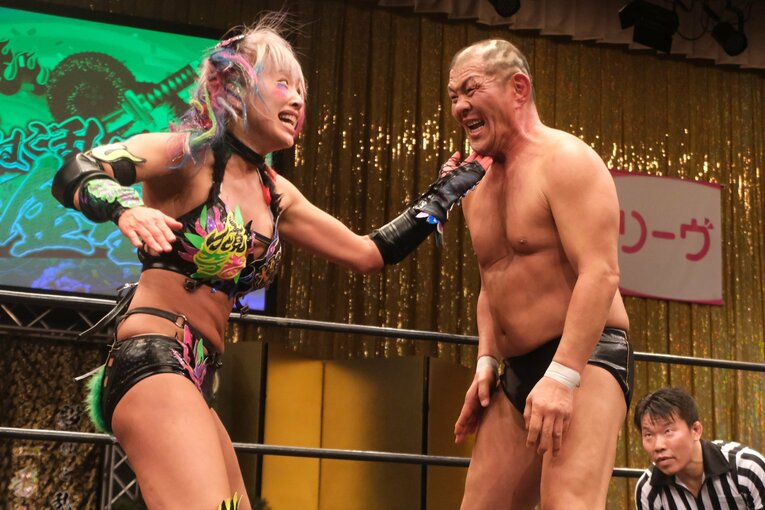 「スターダムをクビになって…」人気女子プロレスラーが初告白　ウナギ・サヤカ“超満員の自主興行”に密着して感じた「不思議な風格」(41)