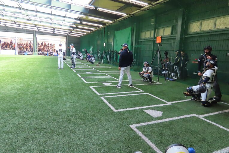 10人の投手が一度に投球練習できるオリックスのブルペン　中央にはトラックマンも設置されている　©Kou Hiroo