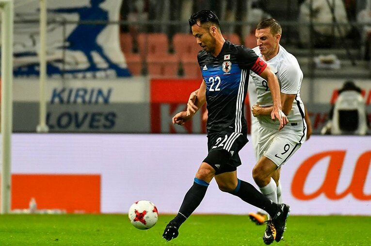 2017年親善試合のクリス・ウッドvs吉田麻也。再び彼にゴールを許してはならない ／ photograph by Takuya Sugiyama