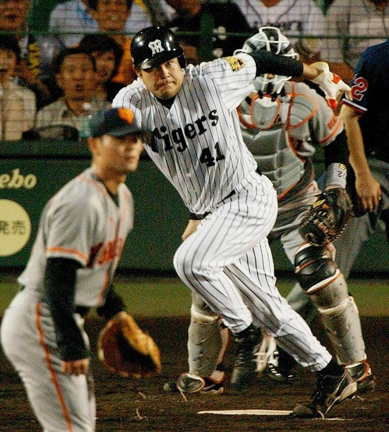 巨人・桑田からヒットを放つ伊良部。マウンド上のみならず打席でも常に真剣勝負だった　©︎JIJI PRESS