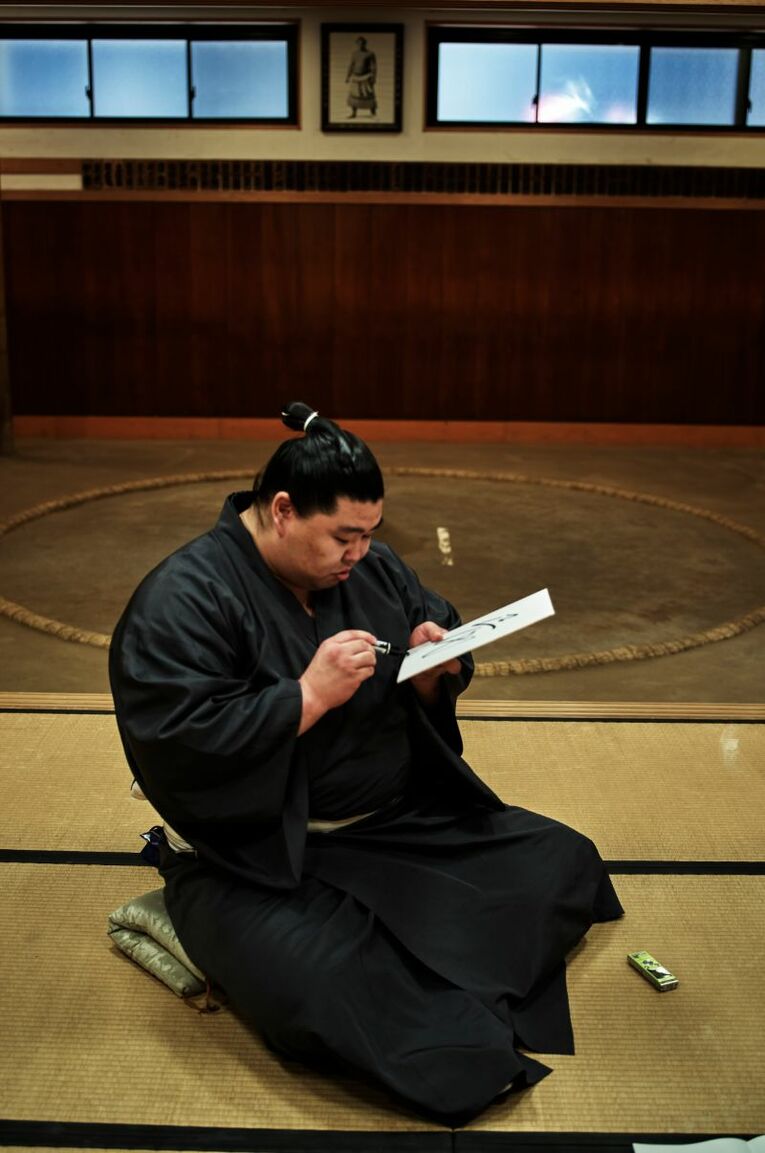 3年前の取材で、色紙に「現状維持」と書く正代関 ／ photograph by Tadashi Shirasawa