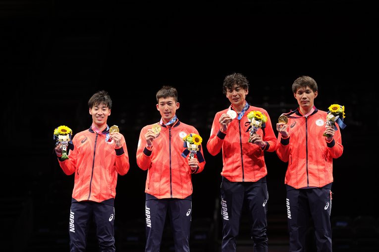 東京五輪で金メダルを獲得した男子エペ団体。左から加納、見延、宇山、山田　©︎Takuya Matsunaga/JMPA