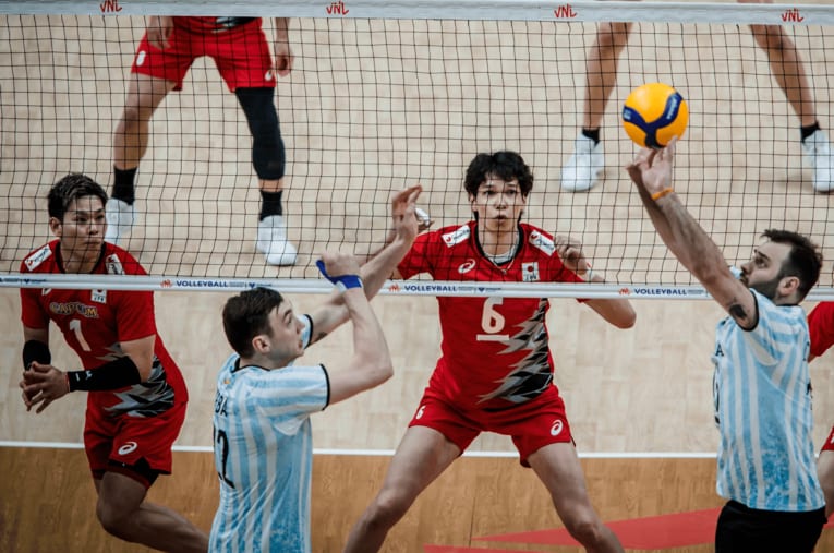 西田有志、山内晶大（VNLアルゼンチン戦）©︎Volleyball World