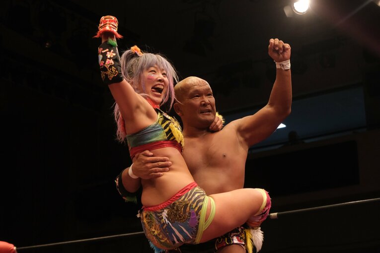 勝利後には田中将斗に抱えられガッツポーズ