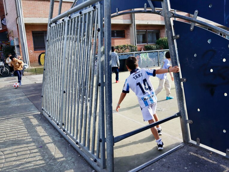 久保建英が“因縁の暴力的ファール主犯”と再会して〈気にするなよ〉間近で見た潔さ…スペイン名物ワインの本拠地に馴染む“14番への愛”(4)