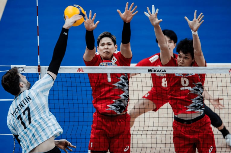 西田有志、山内晶大（VNLアルゼンチン戦）©︎Volleyball World