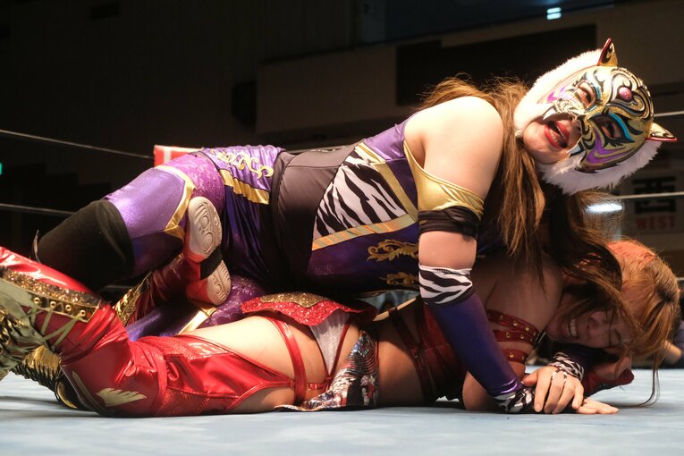 試合後“初肉声”は「悔しい」 タイガー・クイーンが6連勝も“必殺技なし”の大苦戦…好敵手たちとの“再戦”が今後のカギに？(32)