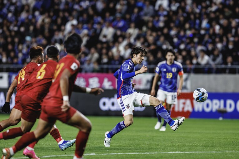 積極的に攻撃参加する田中碧　©Kiichi Matsumoto