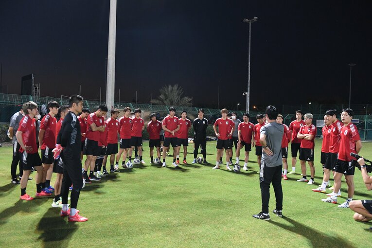 遠征先のオマーンで、選手を集めてミーティングをする森保監督。指揮官にとっても選手たちと過ごす時間は貴重なものとなる　©JFA