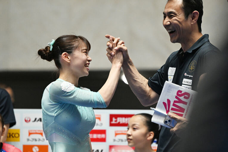1年ぶりの全日本種目別選手権を終え、大野和邦監督とハイタッチ　©AFLO
