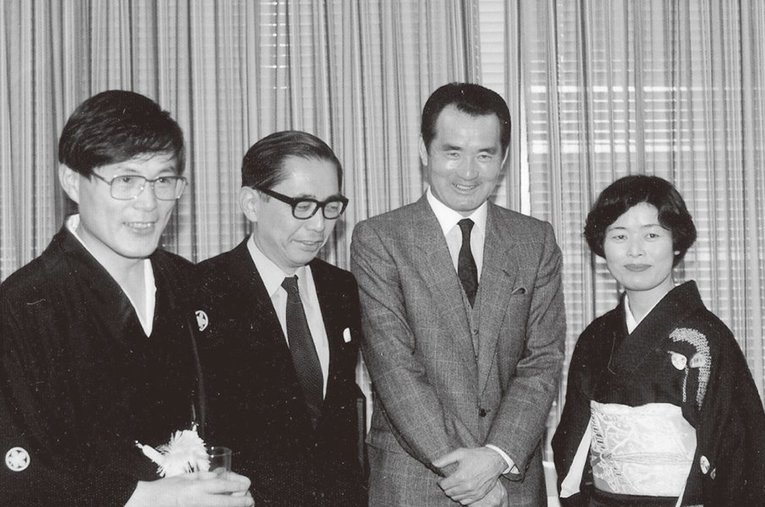 （左から）米長永世棋聖、知人の中原伸之さん、長嶋さん、夫人の明子さん　©Noboru Tamaru