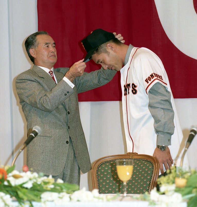 巨人入団会見時の清原（右）と長嶋監督　　(C)SANKEI SHINBUN