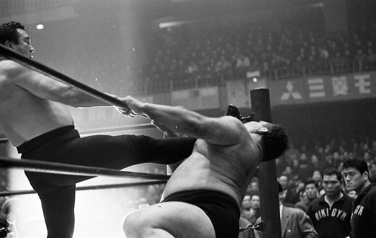 力道山のキックを眺めるアントニオ猪木 ／ photograph by AFLO