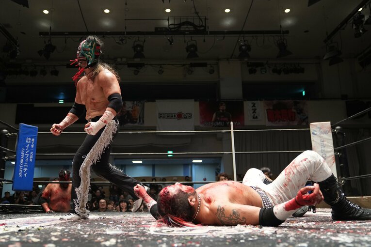 蛍光灯まみれのリングに転がる葛西純　©Masashi Hara