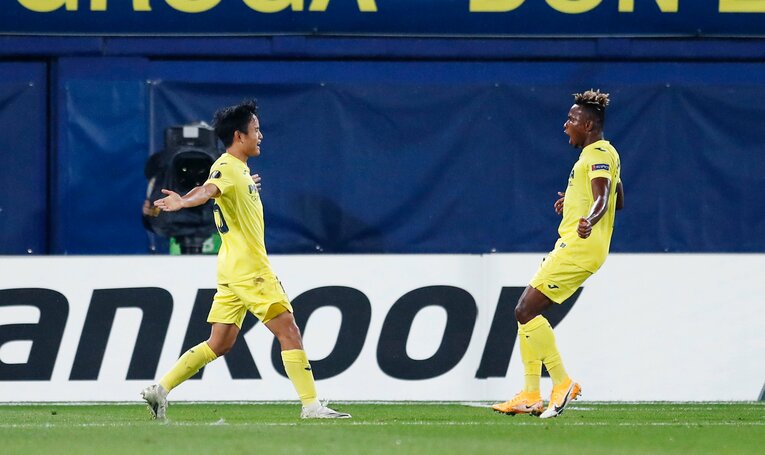 笑顔で駆け寄る、久保とチュクウェゼ