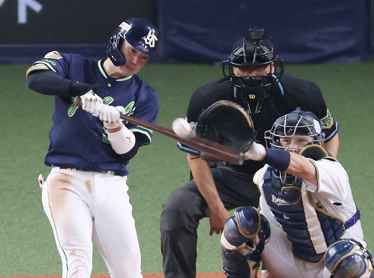 日本シリーズ第5戦の6回表、同点タイムリーを放つ長岡秀樹（21歳）。2019年ドラフト5位で入団、高卒3年目　©JIJI PRESS　