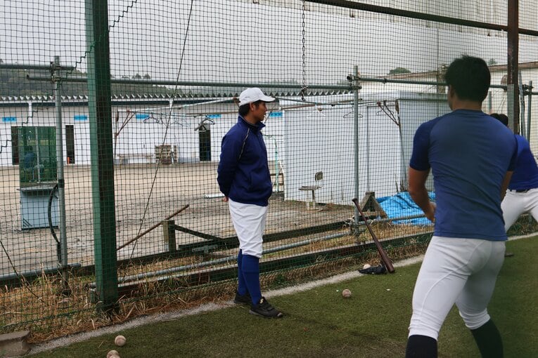 鹿児島城西高の監督に就任した道端。現在の指導風景　©Fumi Sawai