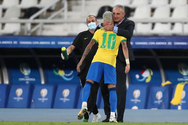 ネイマールをハグするチッチ監督　©Getty Images