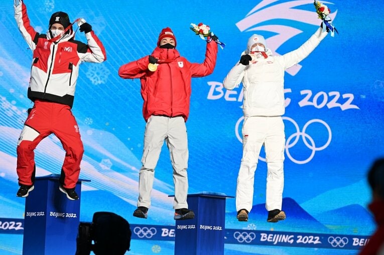 北京五輪メダルセレモニーの小林　©Naoya Sanuki/JMPA