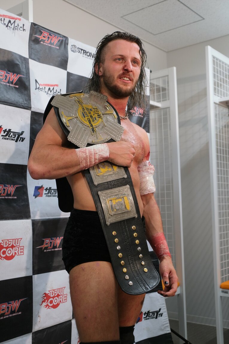 カリスマ葛西純「世の中は無駄な血を一滴も流すな」 頬を串刺し、人間ダーツ…それでもデスマッチが“ただの残虐ショー”ではない理由(72)