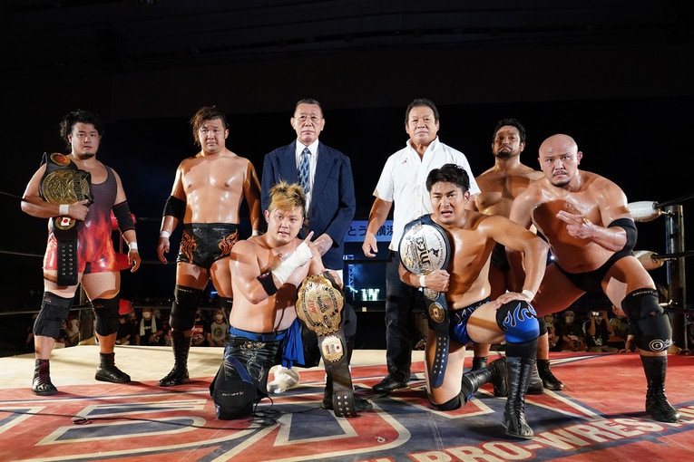 2020年8月30日、横浜文化体育館。藤波辰爾と共に大日本のレスラーと記念写真に収まる