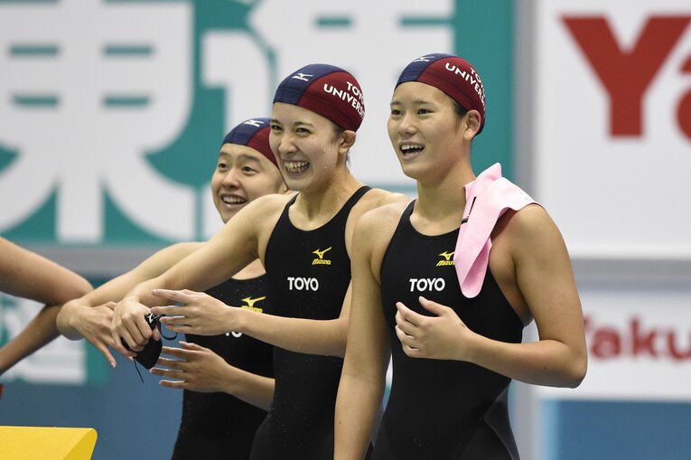 東洋大時代の大橋悠依（右から2人目／2014年9月インカレ）©︎AFLO SPORT