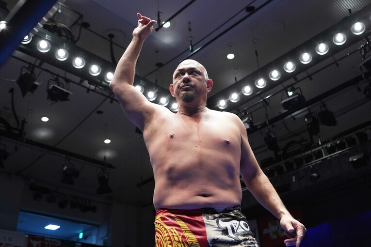 ファンの声援に応える太陽ケア　©Essei Hara