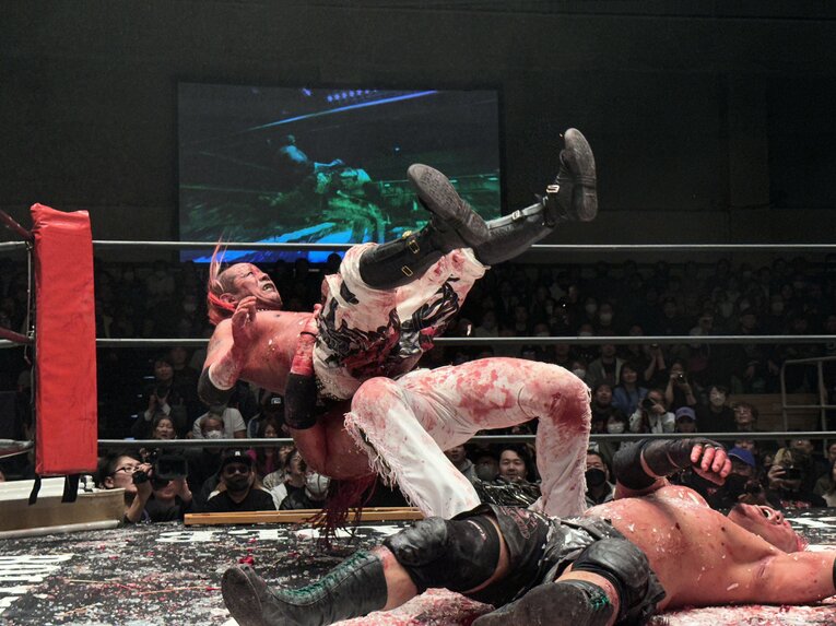 スワイプすると「エル・デスペラードvs葛西純」など激闘写真をご覧になれます　©Norihiro Hashimoto