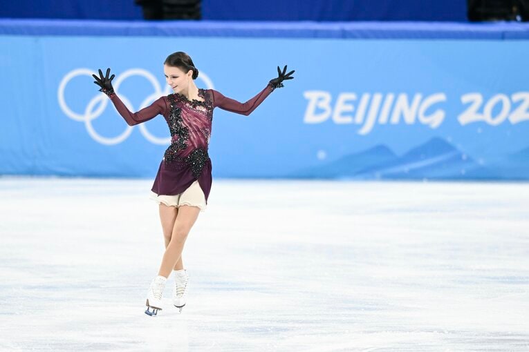 「泣いてる場合じゃない」新女王・坂本花織と中野コーチが守った“フィギュアの品格” 「20年前のスケート」発言のタラソワへ伝えたいこと(19)