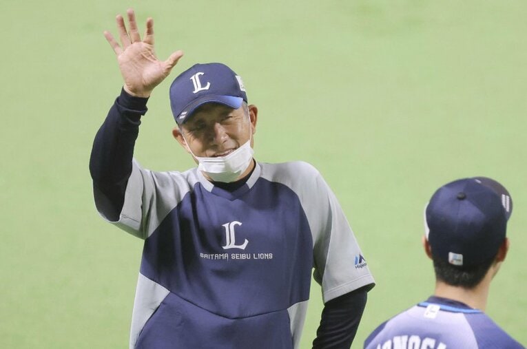 今シーズン限りでの退任を発表した西武ライオンズ・辻発彦監督。ファンにも気さくに手を振り返す、親しみやすい指揮官だった ／ photograph by KYODO