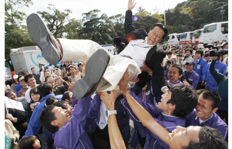 2007年の全日本大学駅伝で優勝し胴上げされる大八木監督　©KYODO
