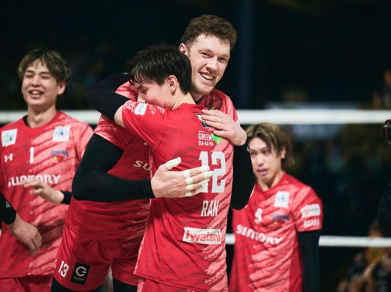 ムセルスキーと抱き合う高橋藍　©︎Yuki Suenaga