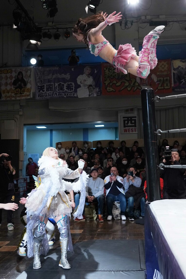 いきなりビクトリア弓月にプランチャを放つ南小桃。1月24日、後楽園ホール　©Essei Hara
