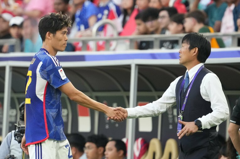 森保一監督と握手をかわす冨安健洋　©Masashi Hara