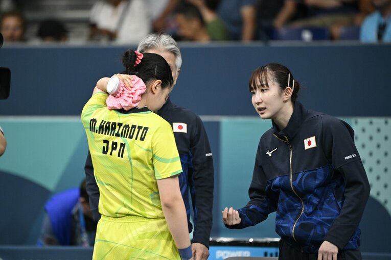 女子卓球団体1回戦、張本に声をかける早田ひな　©Asami Enomoto/JMPA