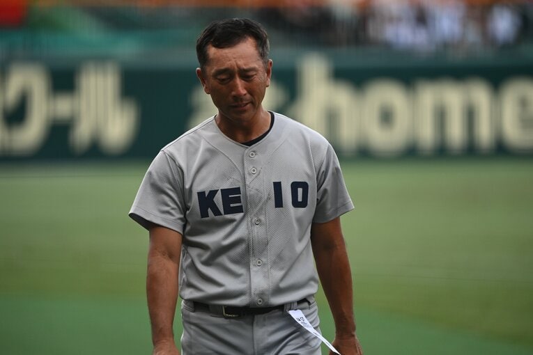 夏の甲子園を制した慶応・森林監督。アルプスへの挨拶で思わず涙　©Naoya Sanuki