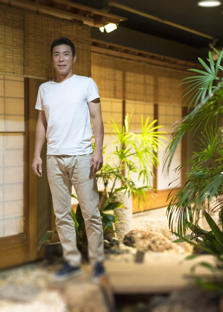 和室でくつろぐ荒木雅博　©Takuya Sugiyama　