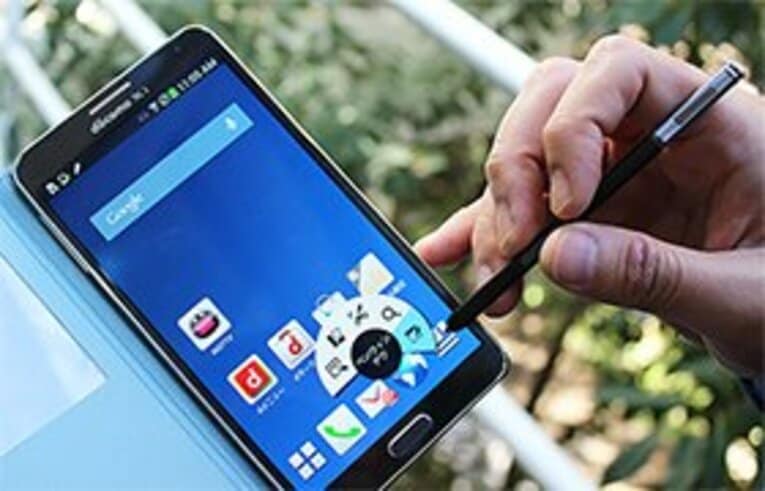 付属のSペンのボタンを押しつつ画面に近づけると、よく使うメニューが自動表示される。このエアコマンドのおかげで、初めてでも容易に操作ができる。 